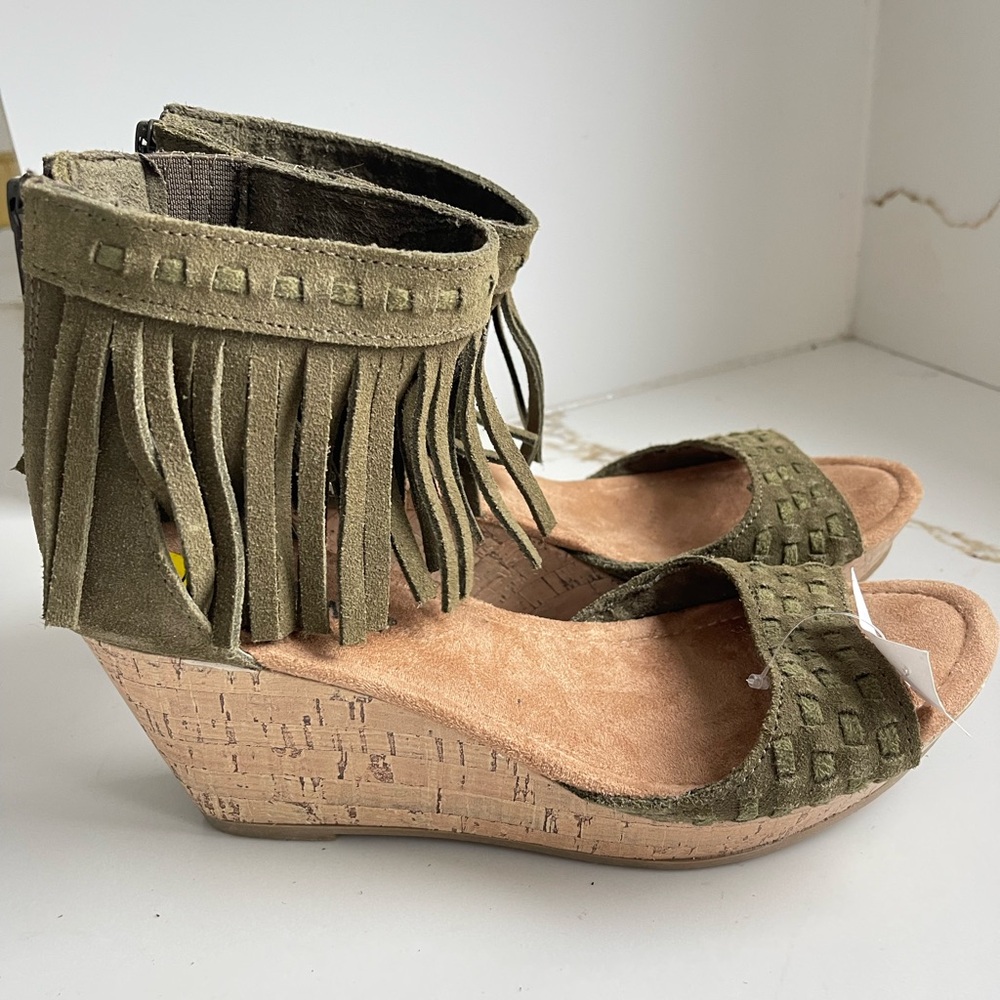 Minnetonka suede Fringe Wedge Sandals size 9 NWT - Picture 6 of 6